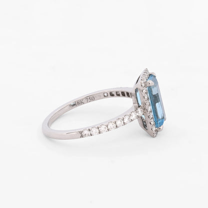 Comprar anillo de la firma Suarez realizado en oro blanco de 18kt con un topacio talla baguette y diamantes talla brillante alrededor. Joyas de segunda mano Ian'Or.