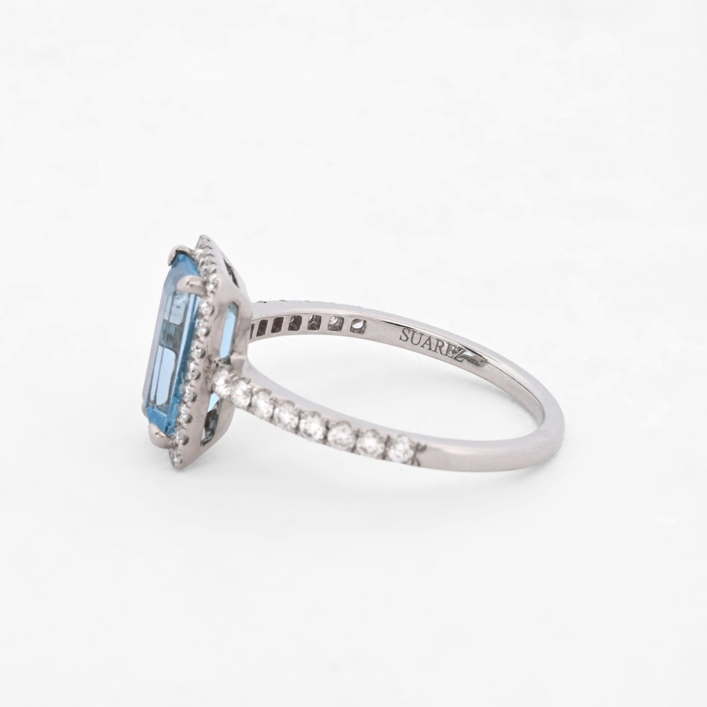 Comprar anillo de la firma Suarez realizado en oro blanco de 18kt con un topacio talla baguette y diamantes talla brillante alrededor. Joyas de segunda mano Ian'Or.