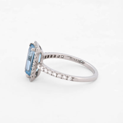 Comprar anillo de la firma Suarez realizado en oro blanco de 18kt con un topacio talla baguette y diamantes talla brillante alrededor. Joyas de segunda mano Ian'Or.
