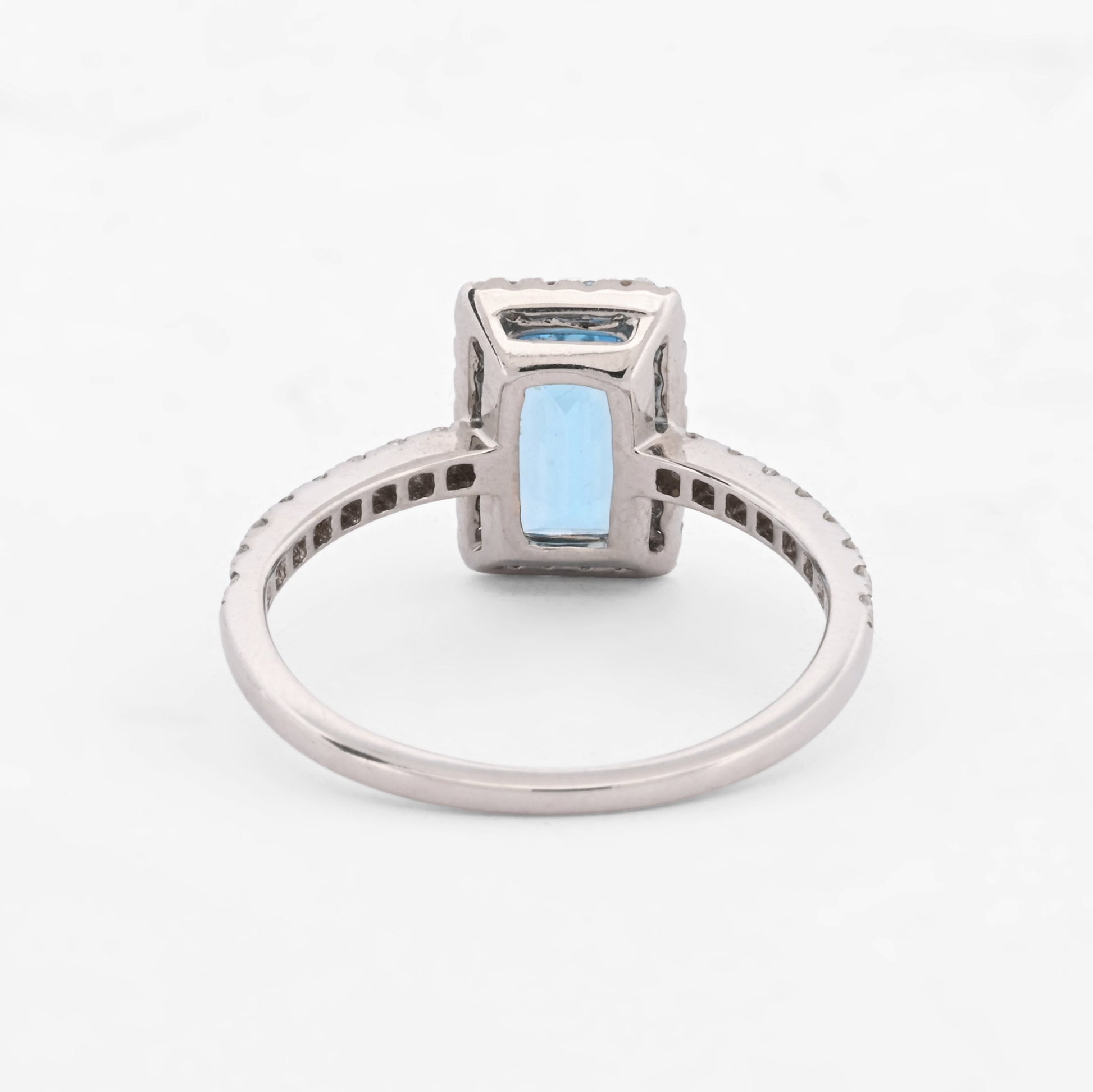 Comprar anillo de la firma Suarez realizado en oro blanco de 18kt con un topacio talla baguette y diamantes talla brillante alrededor. Joyas de segunda mano Ian'Or.