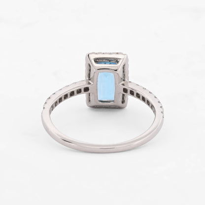 Comprar anillo de la firma Suarez realizado en oro blanco de 18kt con un topacio talla baguette y diamantes talla brillante alrededor. Joyas de segunda mano Ian'Or.