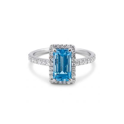 Anillo de la firma Suarez realizado en oro blanco de 18kt con un topacio talla baguette y diamantes talla brillante alrededor. Joyas de segunda mano Ian'Or.