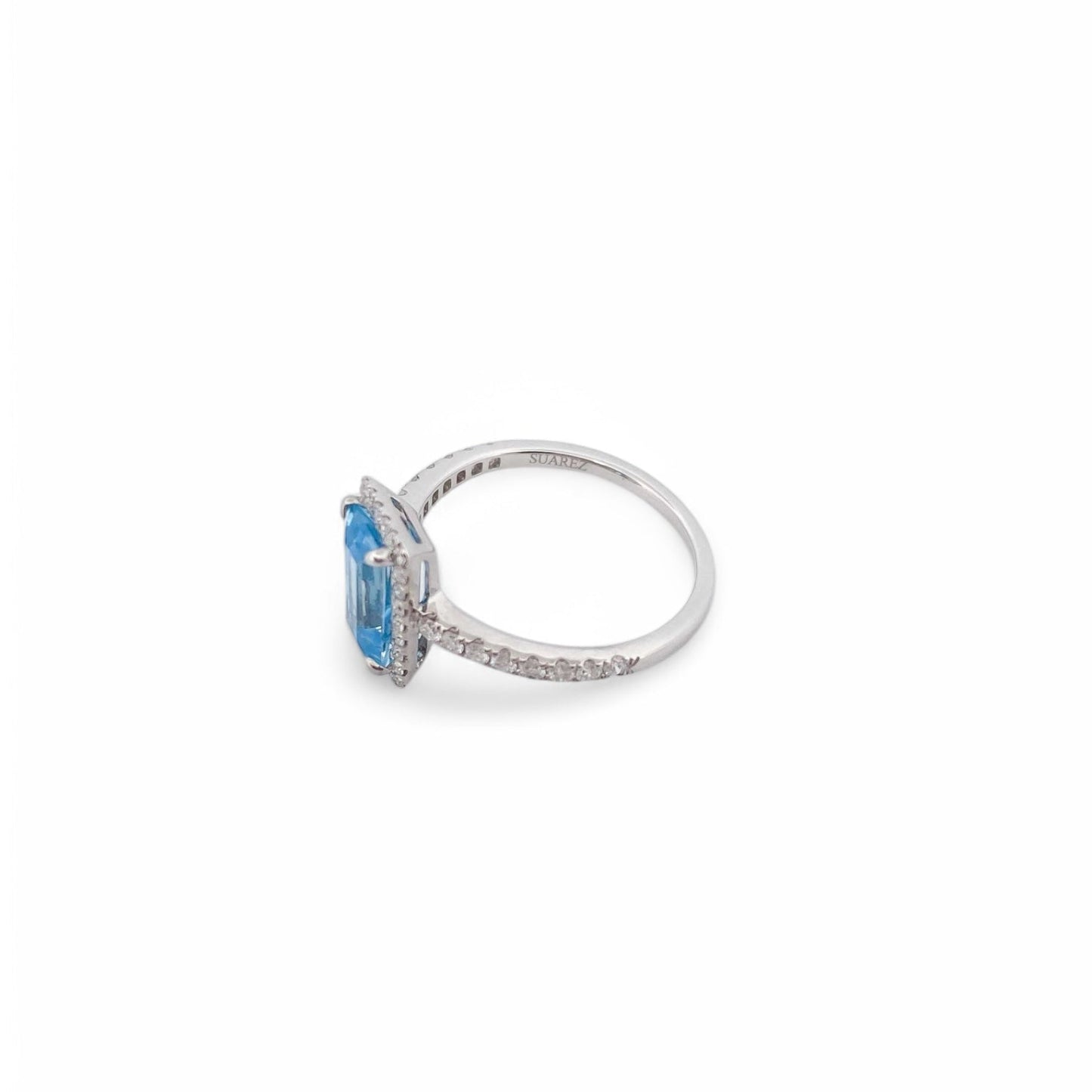 Anillo de la firma Suarez realizado en oro blanco de 18kt con un topacio talla baguette y diamantes talla brillante alrededor. Joyas de segunda mano Ian'Or.