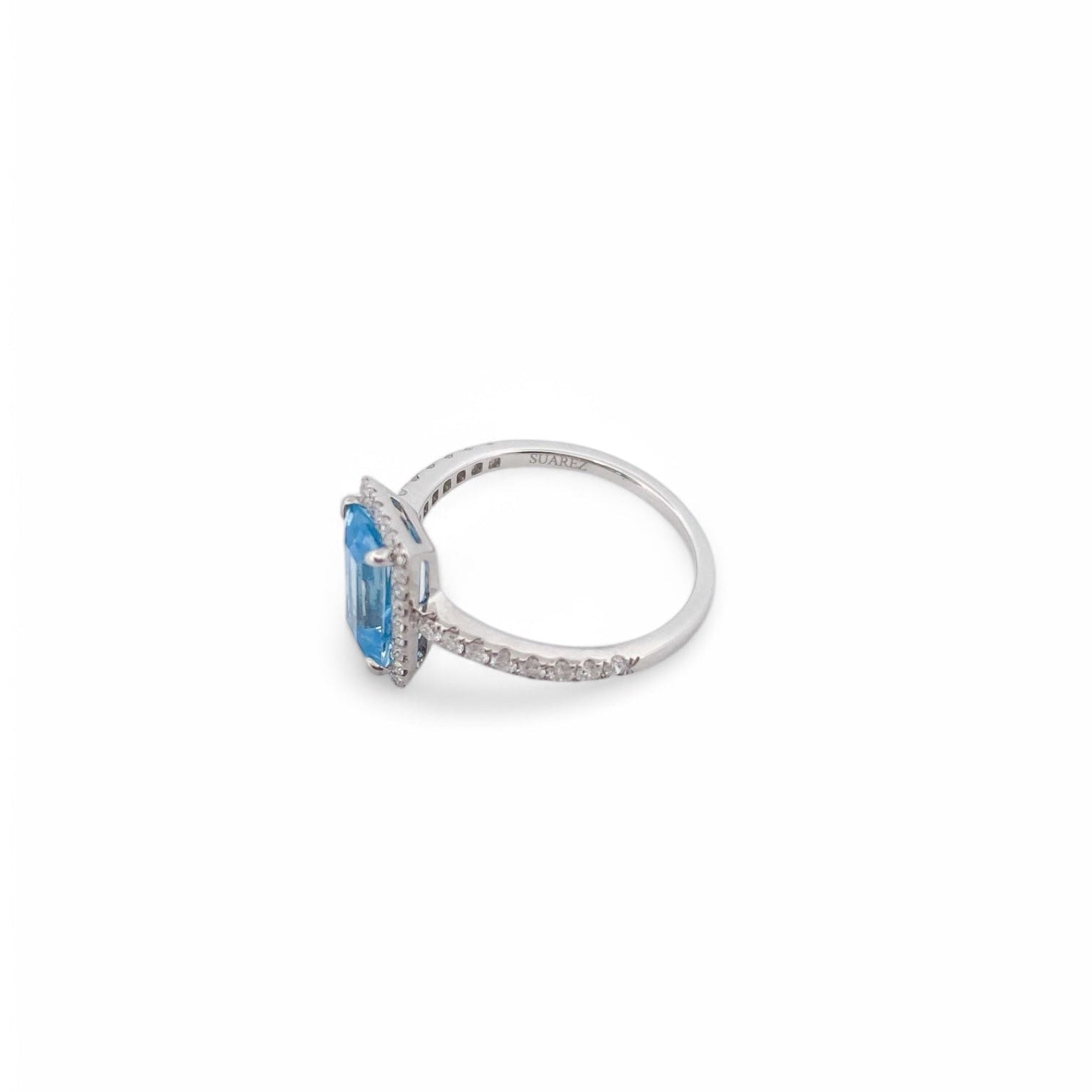 Anillo de la firma Suarez realizado en oro blanco de 18kt con un topacio talla baguette y diamantes talla brillante alrededor. Joyas de segunda mano Ian'Or.