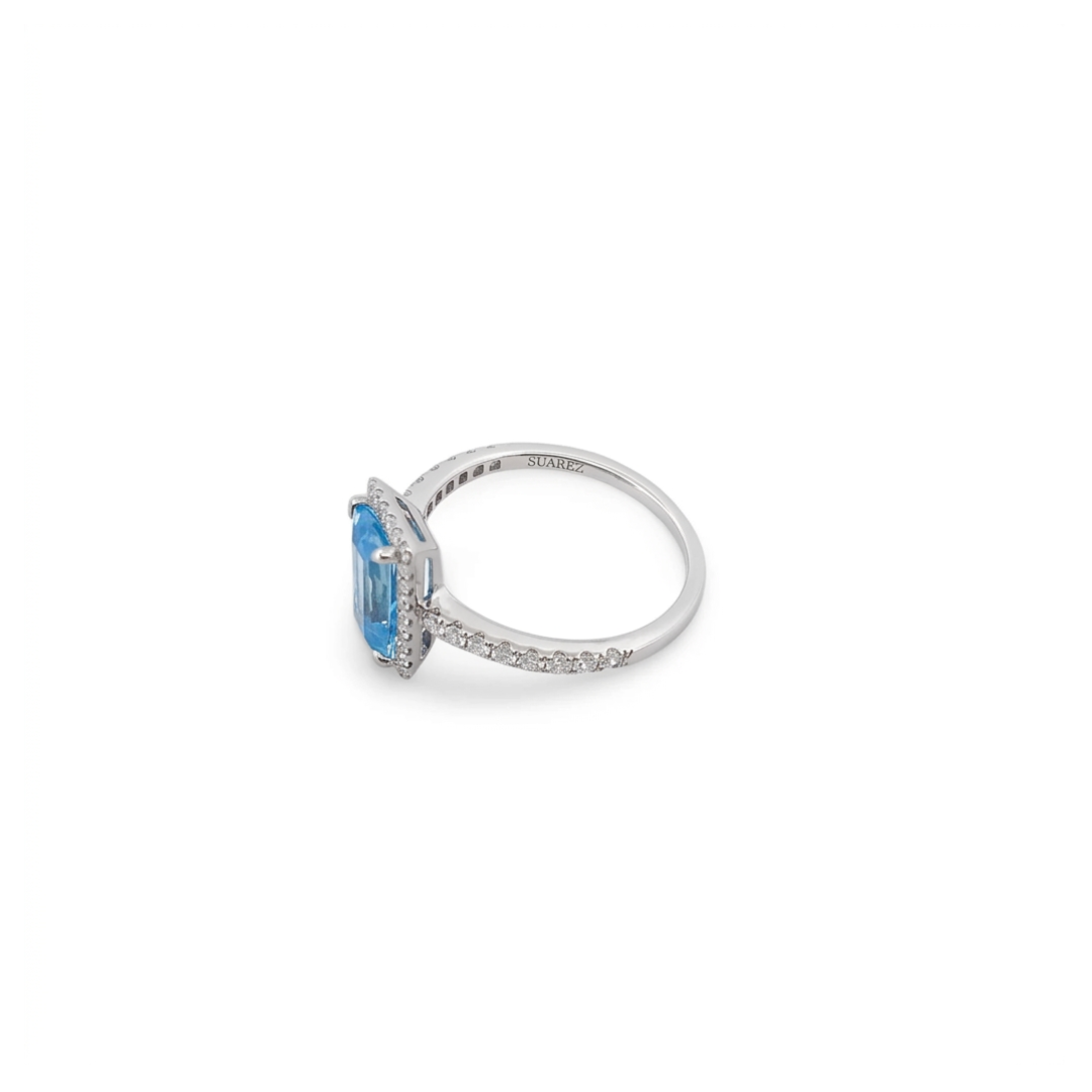 Anillo de la firma Suarez realizado en oro blanco de 18kt con un topacio talla baguette y diamantes talla brillante alrededor. Joyas de segunda mano Ian'Or.