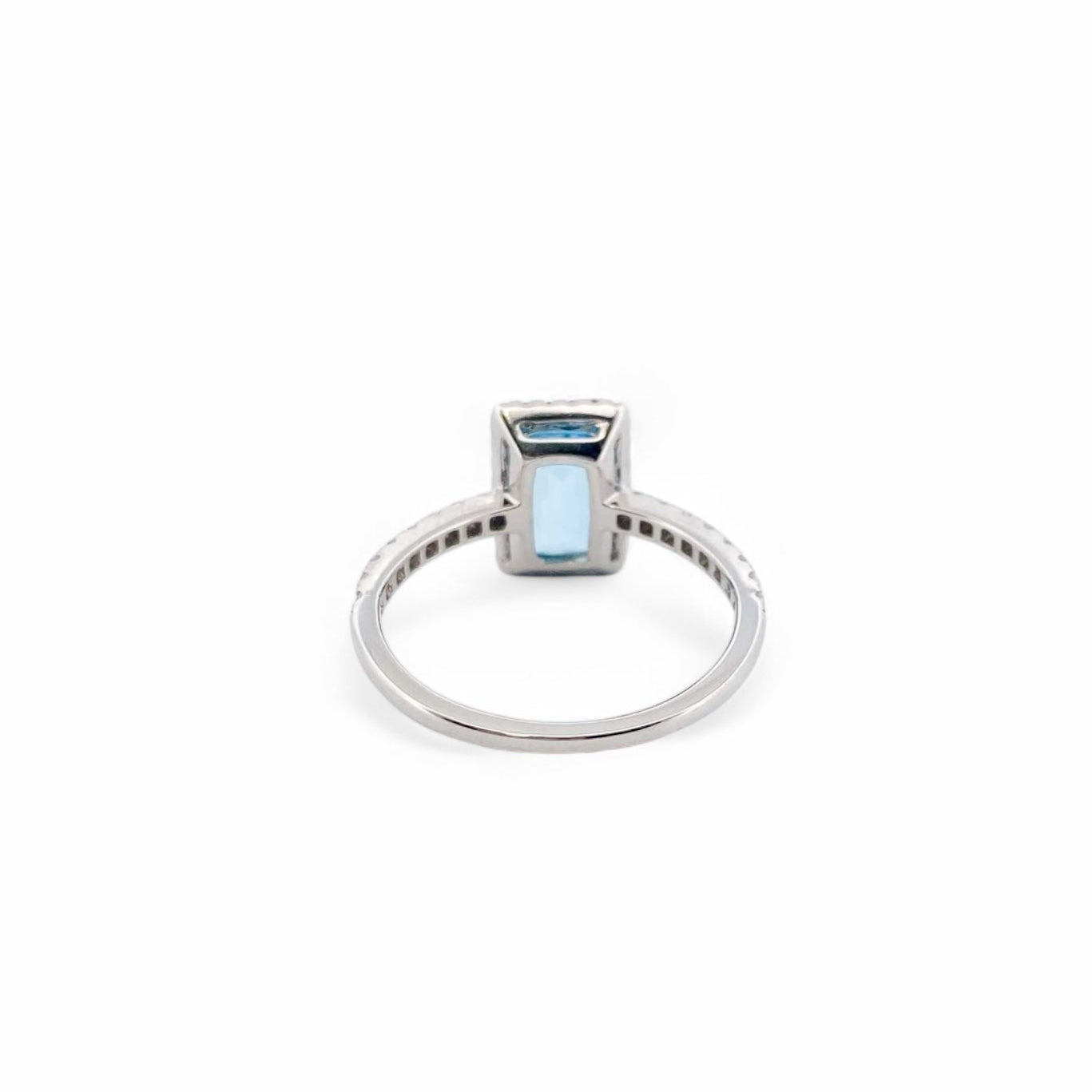 Anillo de la firma Suarez realizado en oro blanco de 18kt con un topacio talla baguette y diamantes talla brillante alrededor. Joyas de segunda mano Ian'Or.