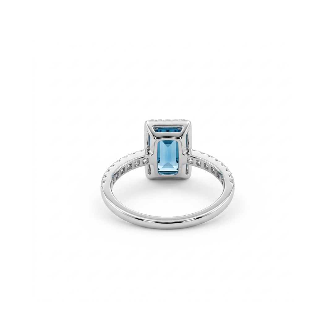 Anillo de la firma Suarez realizado en oro blanco de 18kt con un topacio talla baguette y diamantes talla brillante alrededor. Joyas de segunda mano Ian'Or.