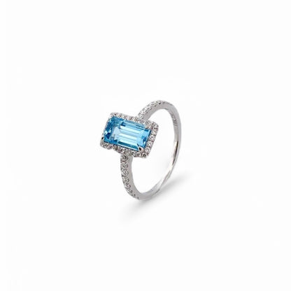 Anillo de la firma Suarez realizado en oro blanco de 18kt con un topacio talla baguette y diamantes talla brillante alrededor. Joyas de segunda mano Ian'Or.