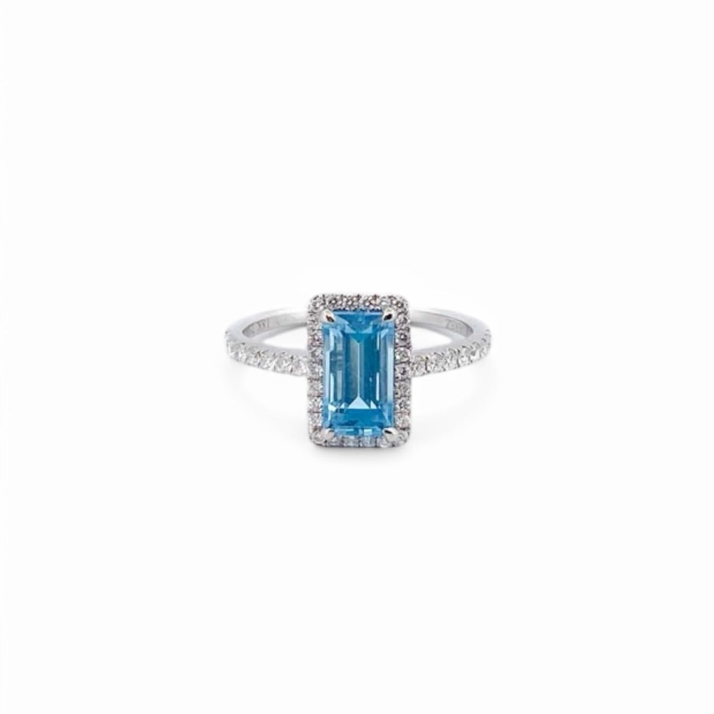 Anillo de la firma Suarez realizado en oro blanco de 18kt con un topacio talla baguette y diamantes talla brillante alrededor. Joyas de segunda mano Ian'Or.