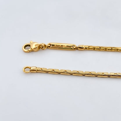 Comprar cadena tipo cordón semirrígido de oro amarillo de 18kt, de 43cm con cierre tipo mosquetón. Envío GRATIS. Cadenas de oro baratas.