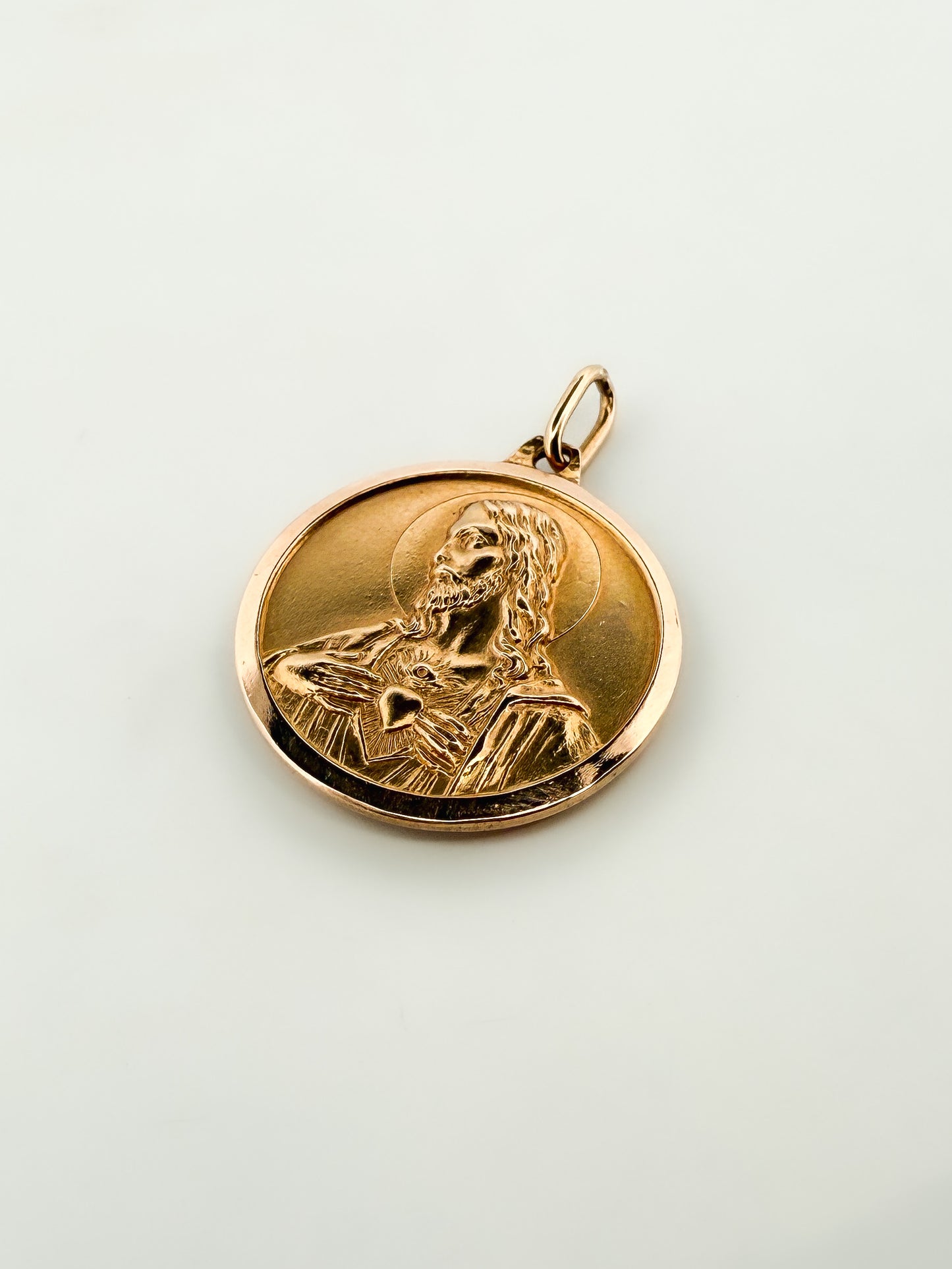 Colgante medalla tipo escapulario realizado en oro amarillo de 18kt con grabado de la Virgen del Carmen y el corazón de Jesús. Joyería Ian'Or.

