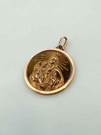 Colgante medalla tipo escapulario realizado en oro amarillo de 18kt con grabado de la Virgen del Carmen y el corazón de Jesús. Joyería Ian'Or.

