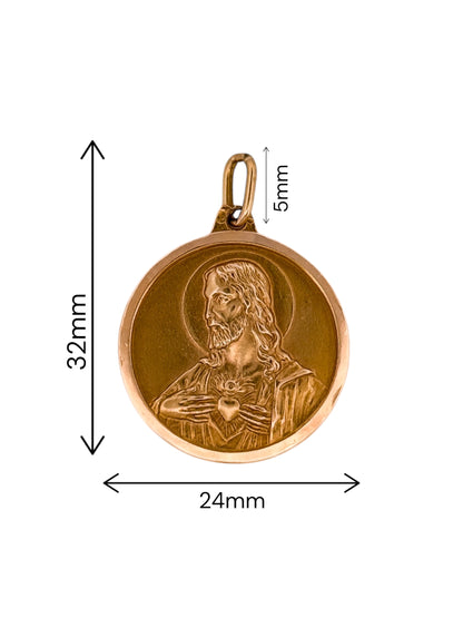 Colgante medalla tipo escapulario realizado en oro amarillo de 18kt con grabado de la Virgen del Carmen y el corazón de Jesús. Joyería Ian'Or.

