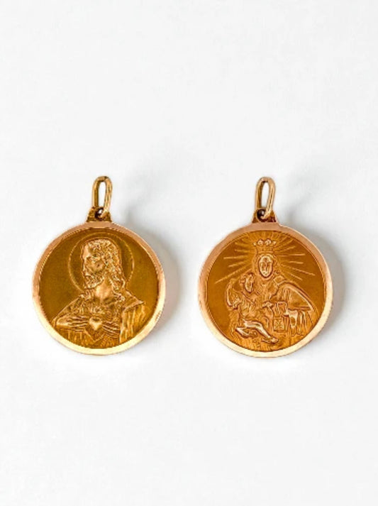 Colgante medalla tipo escapulario realizado en oro amarillo de 18kt con grabado de la Virgen del Carmen y el corazón de Jesús. Joyería Ian'Or.

