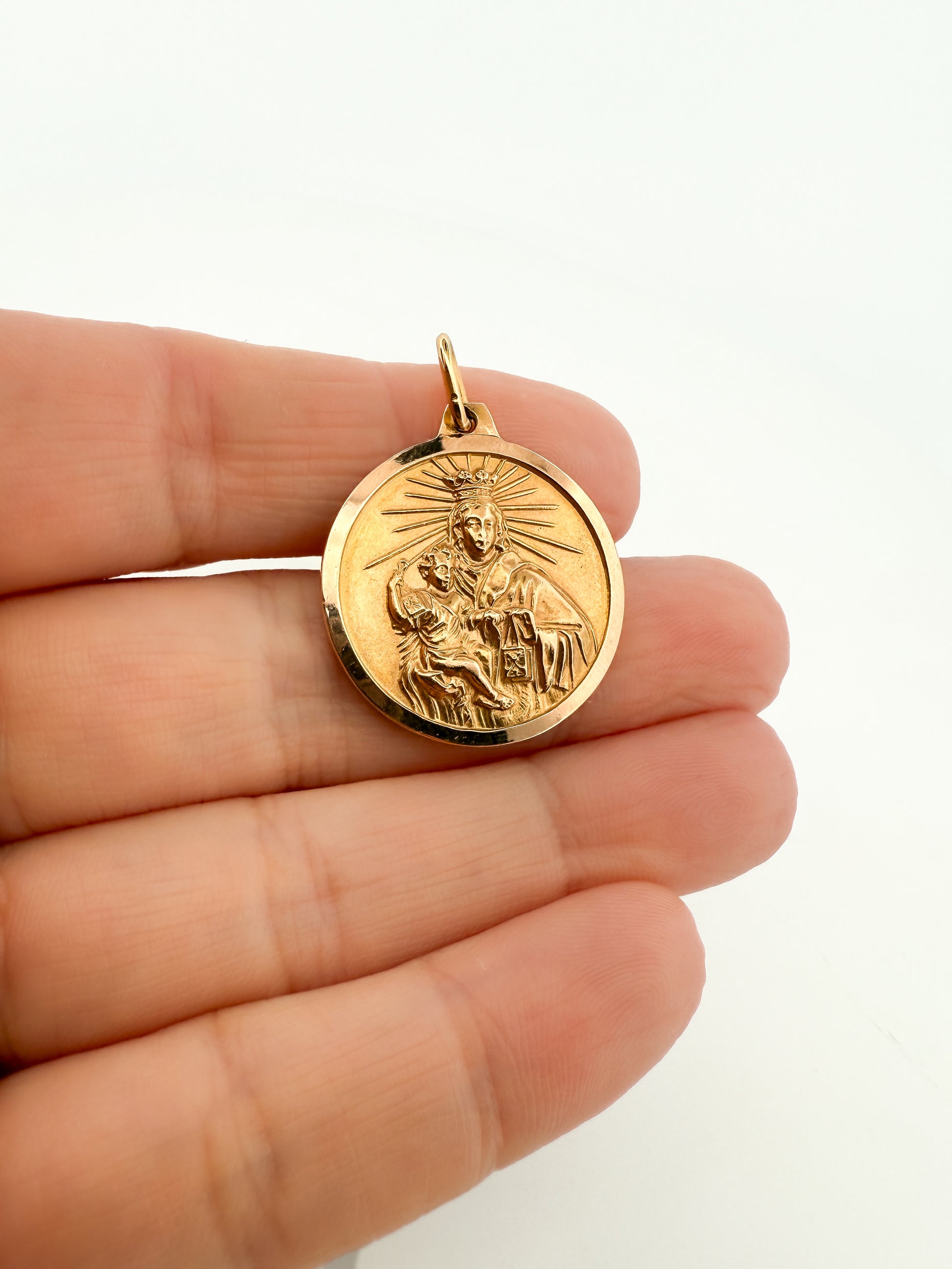 Colgante medalla tipo escapulario realizado en oro amarillo de 18kt con grabado de la Virgen del Carmen y el corazón de Jesús. Joyería Ian'Or.

