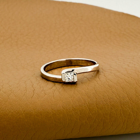 Comprar solitario realizado en oro blanco y diamante talla princesa. Joyas de segunda mano baratas. Joyería Ian'Or. Envío gratis. Joyería Ian'Or Barcelona.