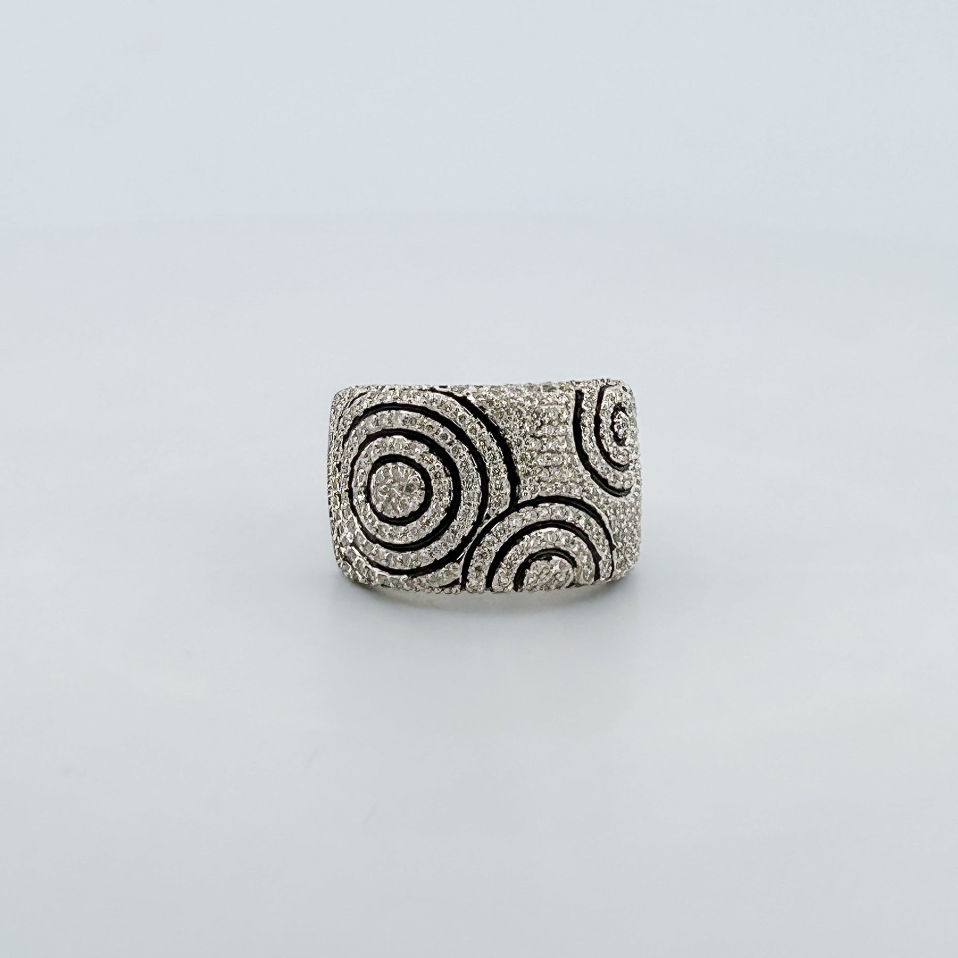 Comprar anillo ancho de oro blanco de 18kt con pavé de diamantes en la parte central.  Joyería de segunda mano en Barcelona. Envío gratis. Joyería Ian'Or.