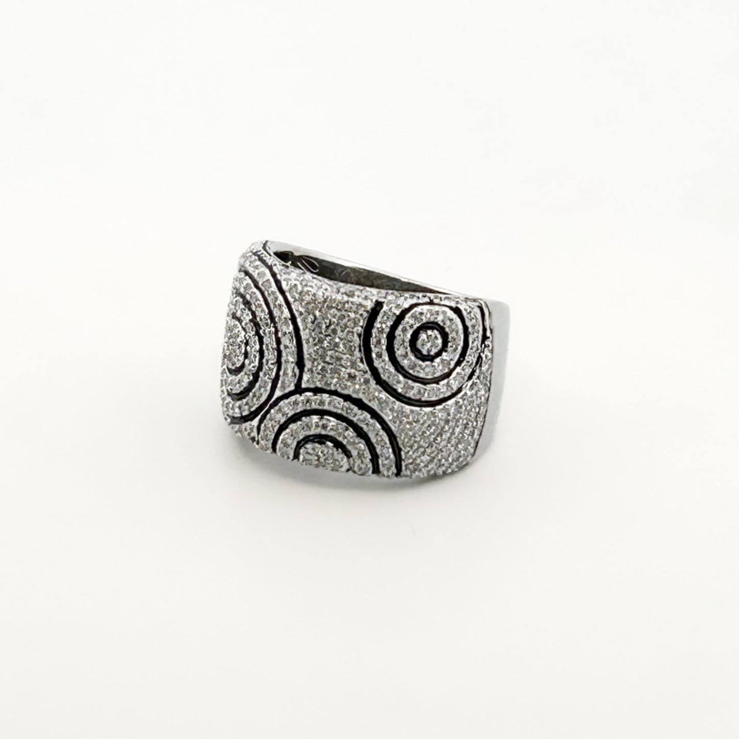 Comprar anillo ancho de oro blanco de 18kt con pavé de diamantes en la parte central.  Joyería de segunda mano en Barcelona. Envío gratis. Joyería Ian'Or.