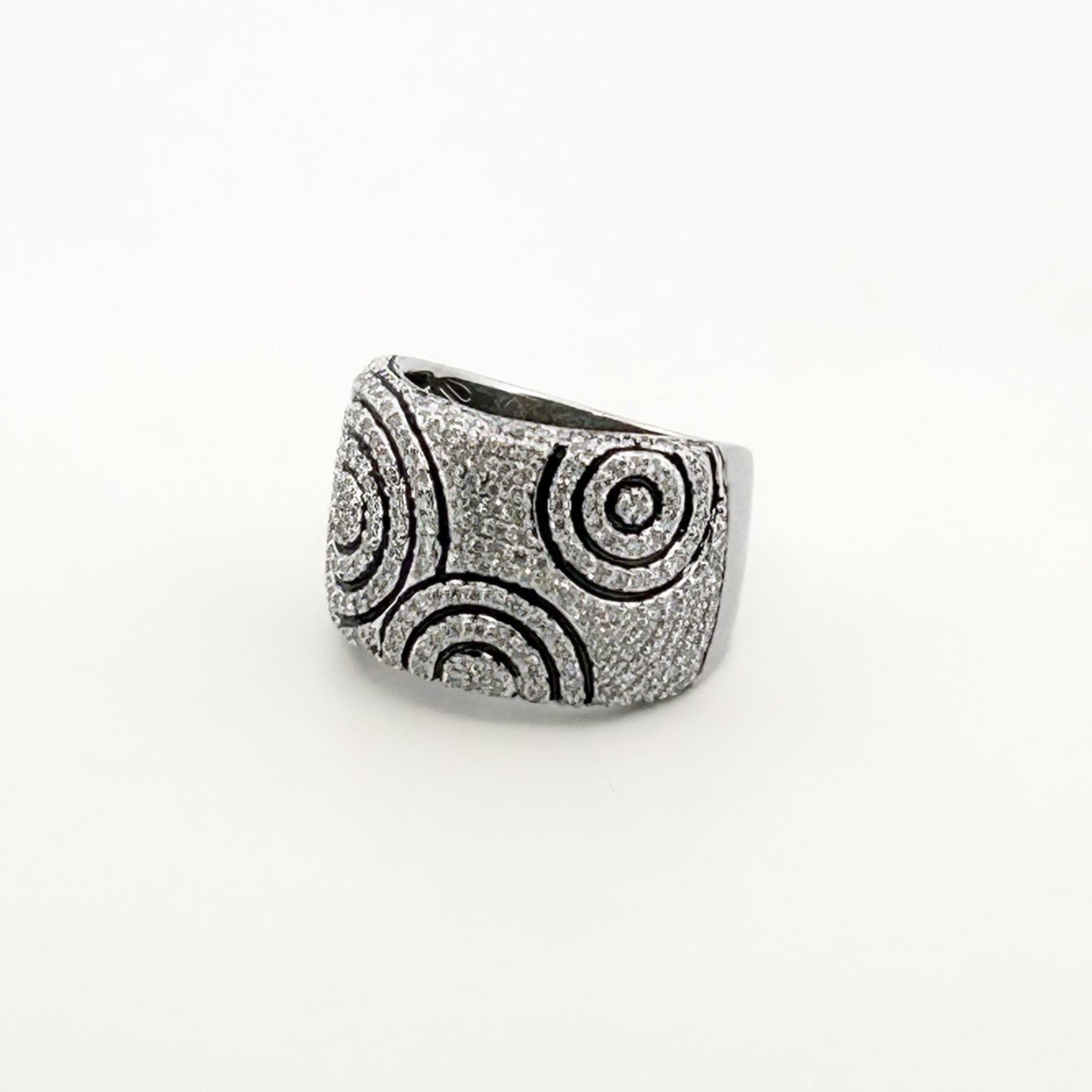 Comprar anillo ancho de oro blanco de 18kt con pavé de diamantes en la parte central.  Joyería de segunda mano en Barcelona. Envío gratis. Joyería Ian'Or.