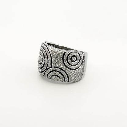 Comprar anillo ancho de oro blanco de 18kt con pavé de diamantes en la parte central.  Joyería de segunda mano en Barcelona. Envío gratis. Joyería Ian'Or.