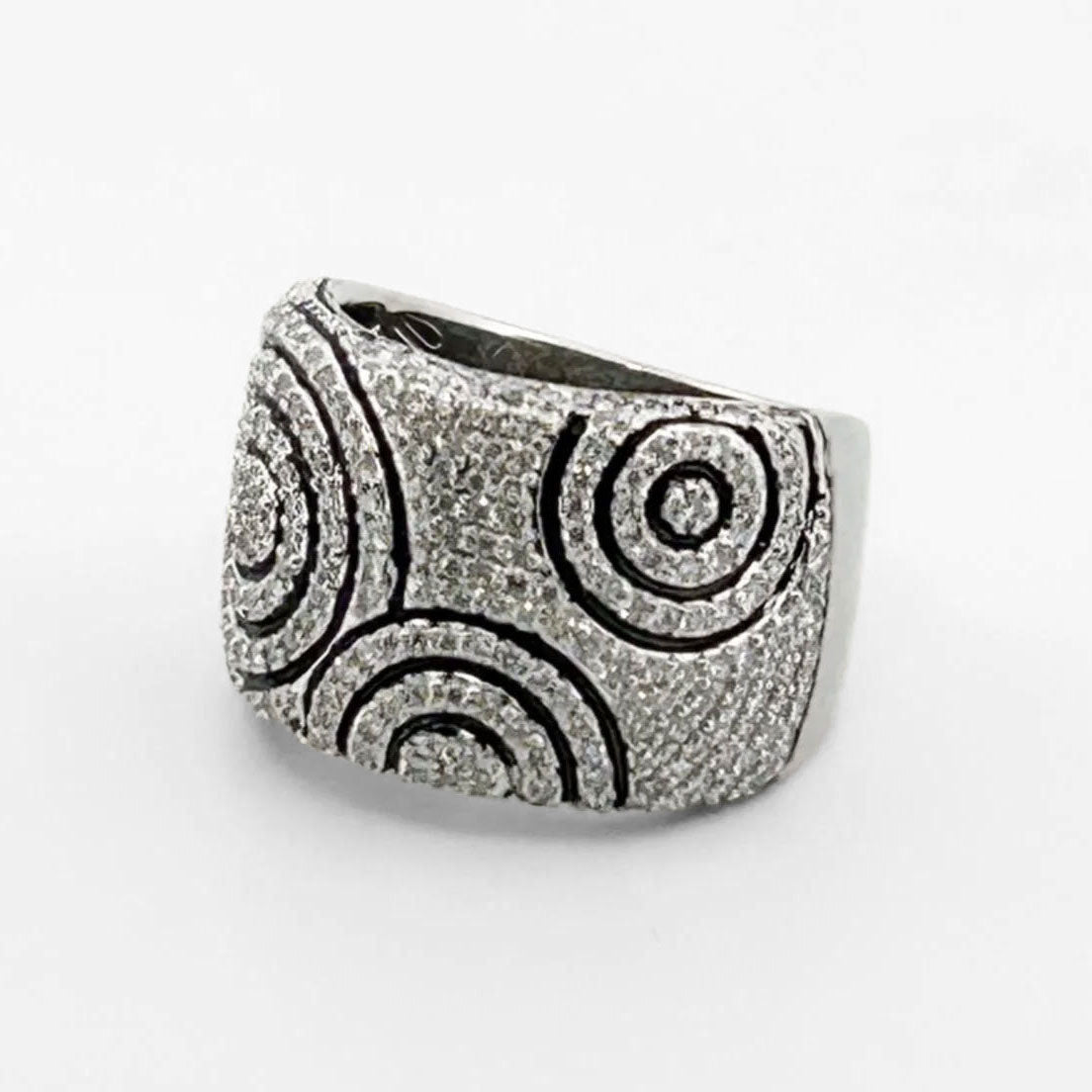Comprar anillo ancho de oro blanco de 18kt con pavé de diamantes en la parte central.  Joyería de segunda mano en Barcelona. Envío gratis. Joyería Ian'Or.