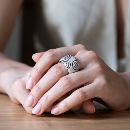 Comprar anillo ancho de oro blanco de 18kt con pavé de diamantes en la parte central.  Joyería de segunda mano en Barcelona. Envío gratis. Joyería Ian'Or.
