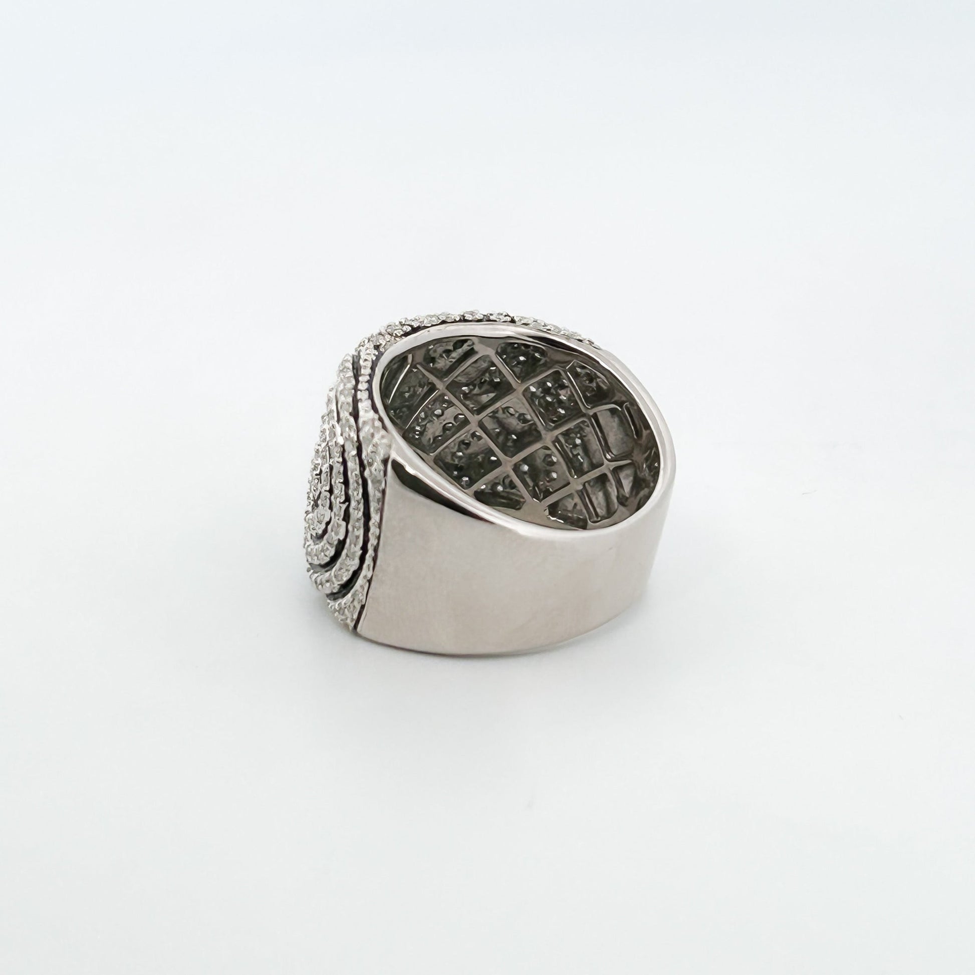 Comprar anillo ancho de oro blanco de 18kt con pavé de diamantes en la parte central.  Joyería de segunda mano en Barcelona. Envío gratis. Joyería Ian'Or.