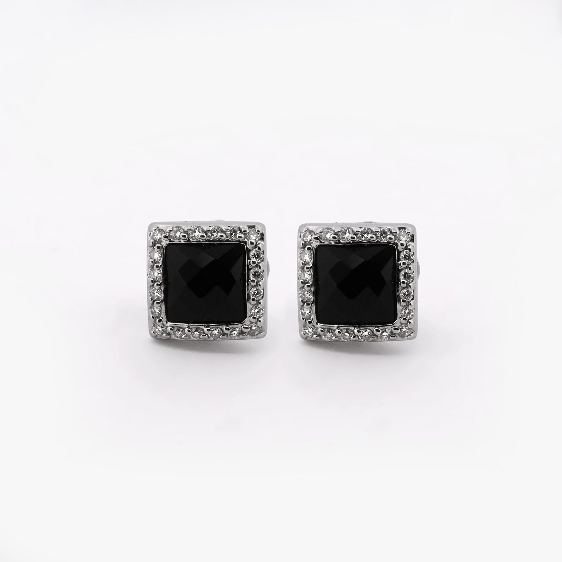 Comprar pendientes realizados en oro blanco de 18kt originales de la firma TOUS con ónix guardado y diamantes talla brillante alrededor. Joyas Tous restauradas.