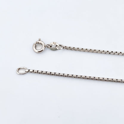 Comprar cadena tipo veneciana de oro blanco de 18kt. Esta cadena dispone de cierre tipo reasa. Venta de joyas de lujo restauradas al mejor precio. Envío GRATIS.