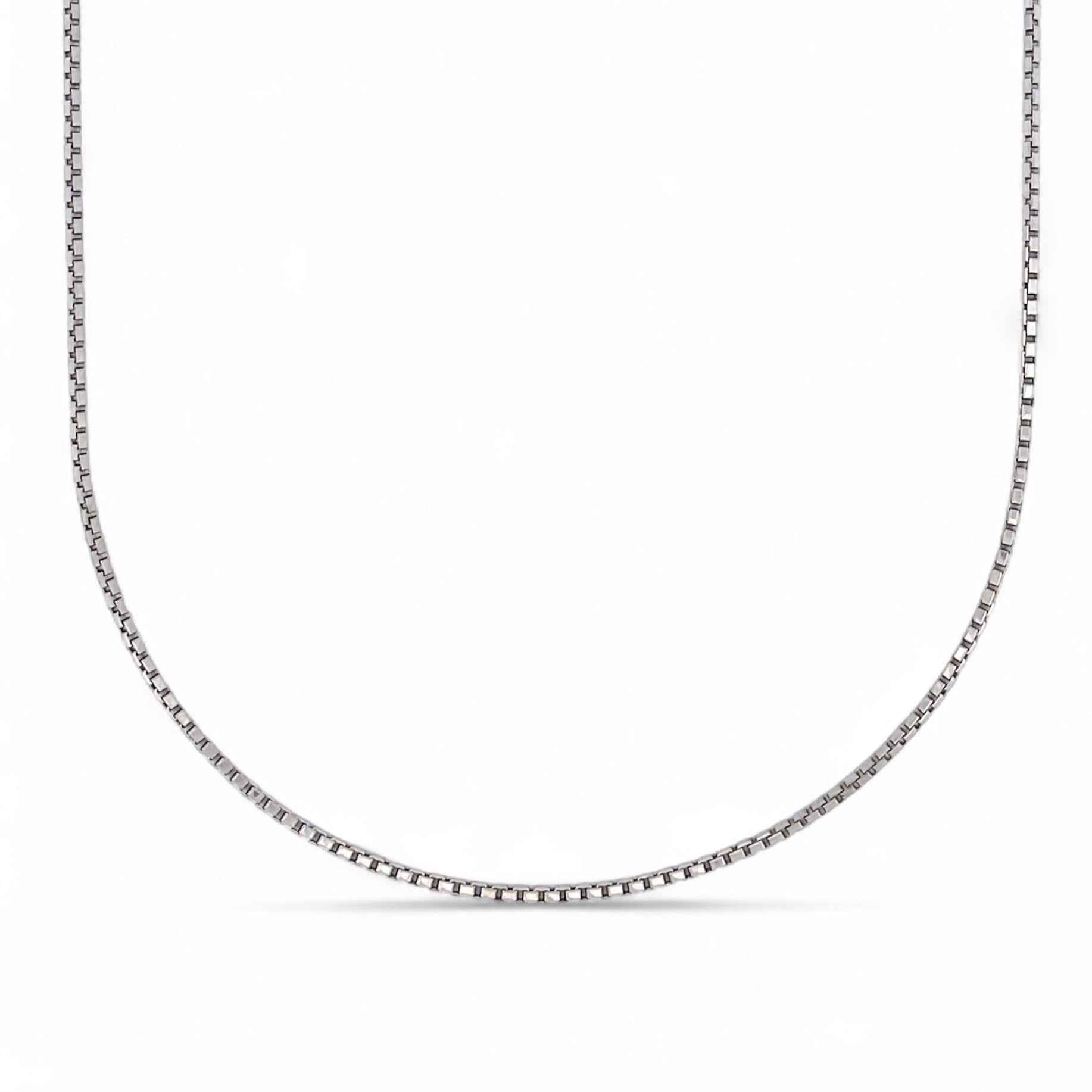 Comprar cadena tipo veneciana de oro blanco de 18kt. Esta cadena dispone de cierre tipo reasa. Venta de joyas de lujo restauradas al mejor precio. Envío GRATIS.