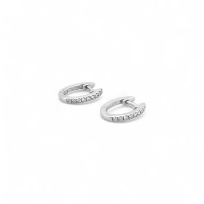 Comprar pendientes Suarez de oro blanco de 18kt en forma de aro pequeño y 9 diamantes talla brillante en cada pendiente. Cierre catalán. Joyería Ian'Or.