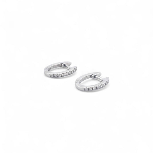 Comprar pendientes Suarez de oro blanco de 18kt en forma de aro pequeño y 9 diamantes talla brillante en cada pendiente. Cierre catalán. Joyería Ian'Or.