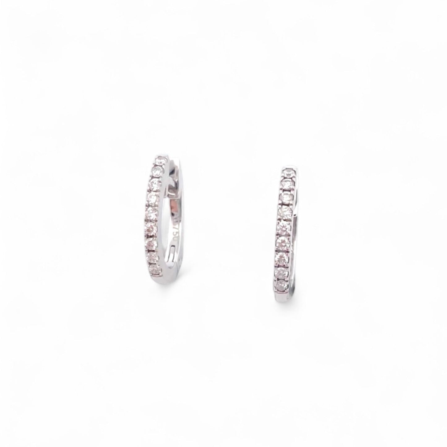 Comprar pendientes Suarez de oro blanco de 18kt en forma de aro pequeño y 9 diamantes talla brillante en cada pendiente. Cierre catalán. Joyería Ian'Or.