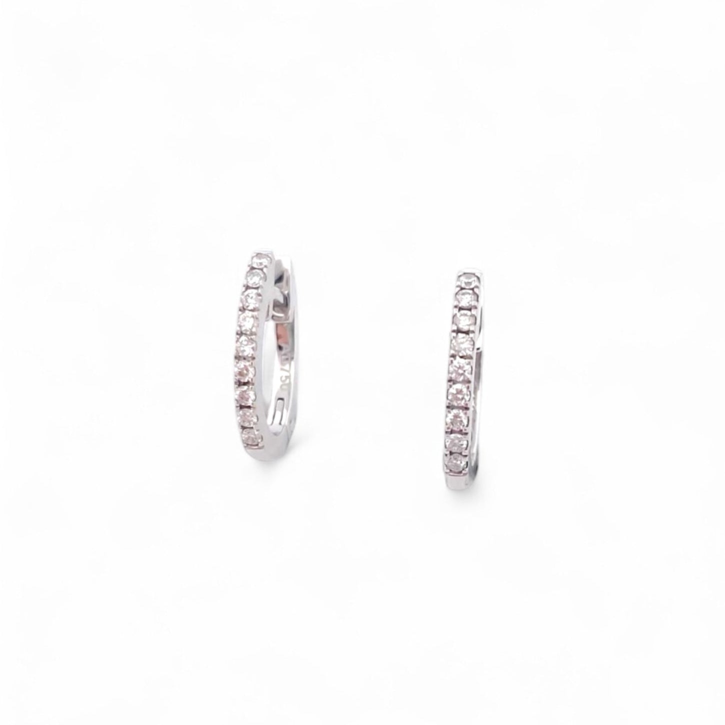 Comprar pendientes Suarez de oro blanco de 18kt en forma de aro pequeño y 9 diamantes talla brillante en cada pendiente. Cierre catalán. Joyería Ian'Or.