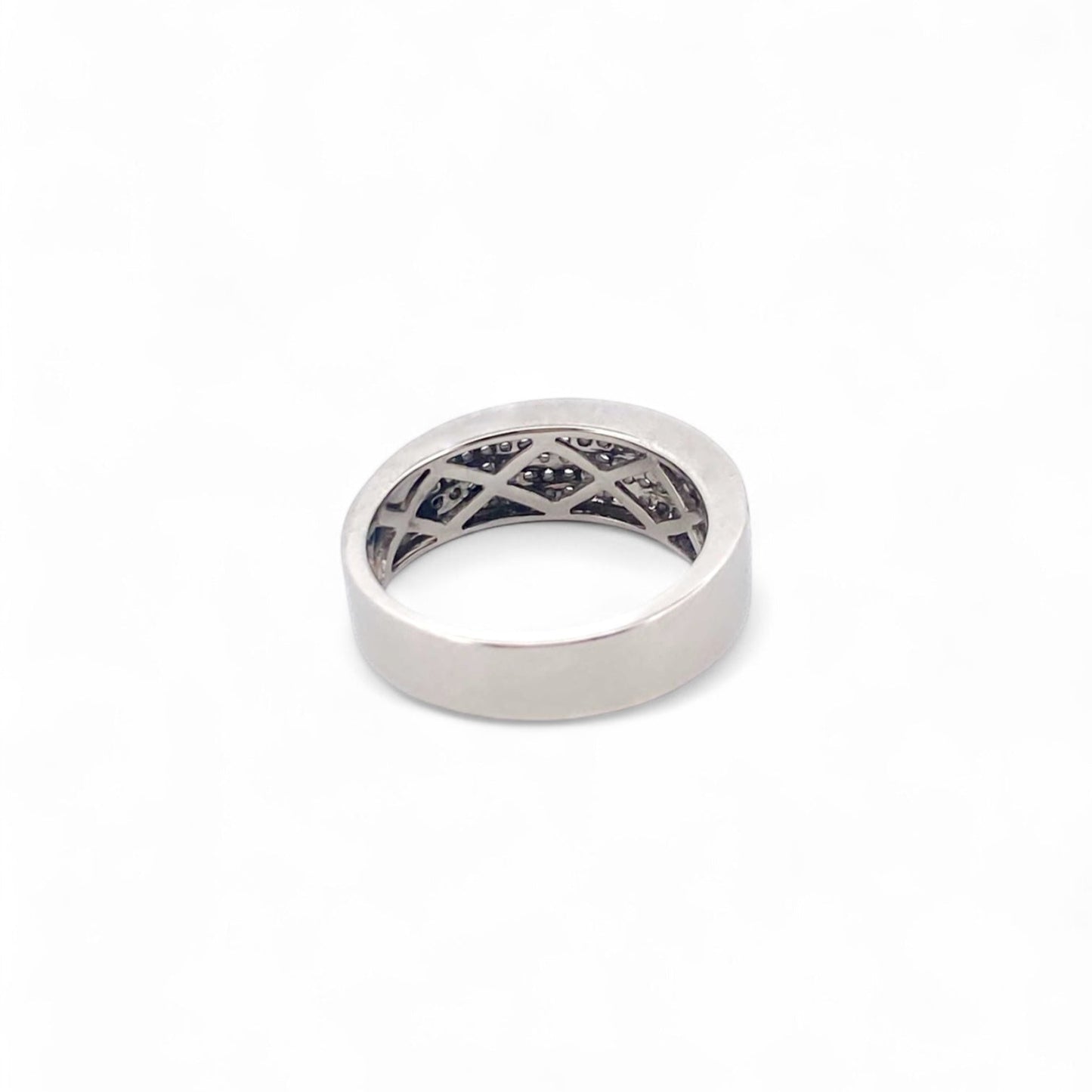 Comprar anillo realizado en oro blanco de 18kt con pavé de diamantes talla brillante. Joyas de segunda mano restauradas. Joyería Ian'Or. Envío gratis.