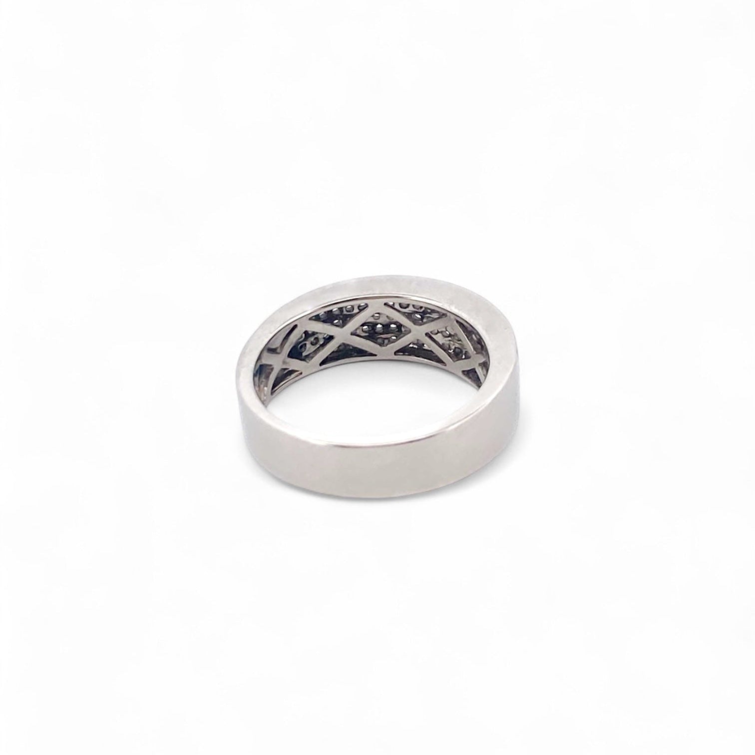 Comprar anillo realizado en oro blanco de 18kt con pavé de diamantes talla brillante. Joyas de segunda mano restauradas. Joyería Ian'Or. Envío gratis.