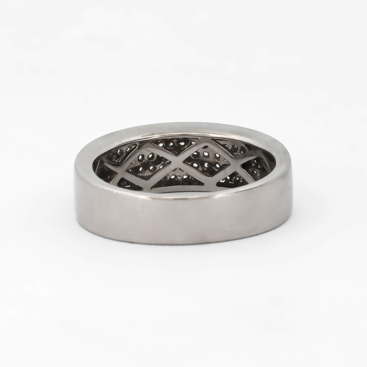 Comprar anillo realizado en oro blanco de 18kt con pavé de diamantes talla brillante. Joyas de segunda mano restauradas. Joyería Ian'Or. Envío gratis.
