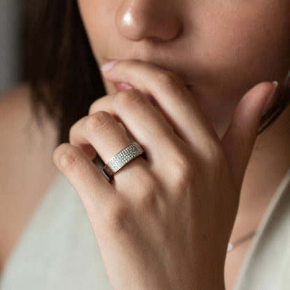 Comprar anillo realizado en oro blanco de 18kt con pavé de diamantes talla brillante. Joyas de segunda mano restauradas. Joyería Ian'Or. Envío gratis.