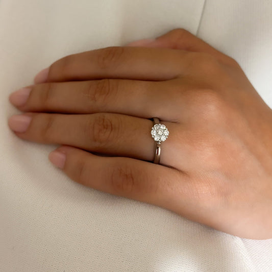 Solitario realizado en oro blanco de 18kt y flor de 7 brillantes. Joyas de segunda mano baratas. Joyería Ian'Or. Envío gratis.

