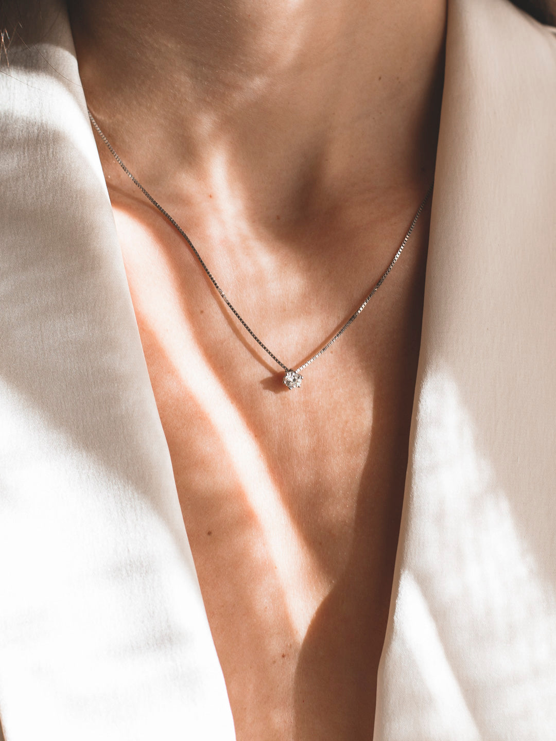 Comprar collar en oro blanco de 18kt compuesto por cadena veneciana y colgante con diamante talla brillante. Cierre reasa. Joyería Compro Oro Barcelona. Ian'Or.