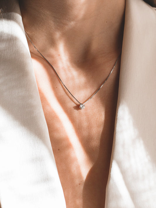 Comprar collar en oro blanco de 18kt compuesto por cadena veneciana y colgante con diamante talla brillante. Cierre reasa. Joyería Compro Oro Barcelona. Ian'Or.