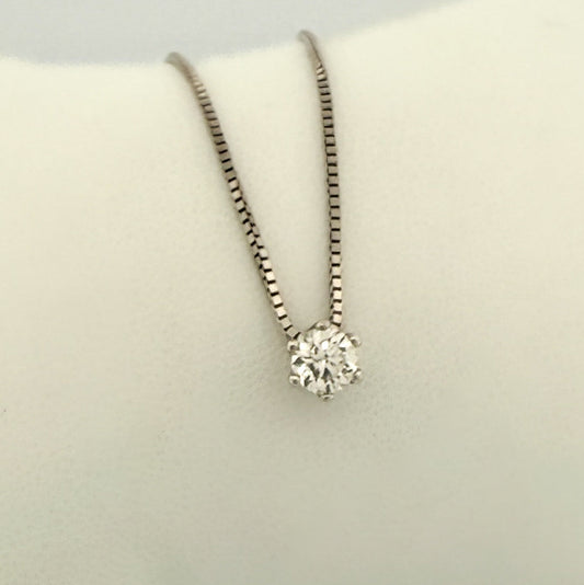 Comprar collar en oro blanco de 18kt compuesto por cadena y colgante con diamante talla brillante. Cierre tipo reasa. Joyería Compro Oro Barcelona. Ian'Or.