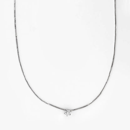 Comprar collar en oro blanco de 18kt compuesto por cadena veneciana y colgante con diamante talla brillante. Cierre reasa. Joyería Compro Oro Barcelona. Ian'Or.