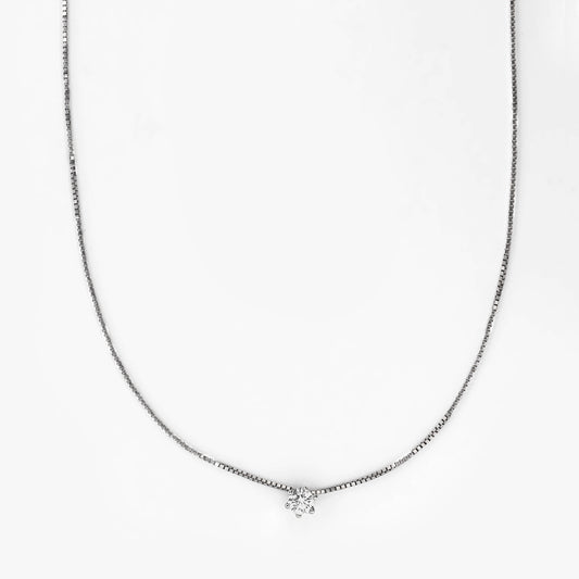 Comprar collar en oro blanco de 18kt compuesto por cadena veneciana y colgante con diamante talla brillante. Cierre reasa. Joyería Compro Oro Barcelona. Ian'Or.