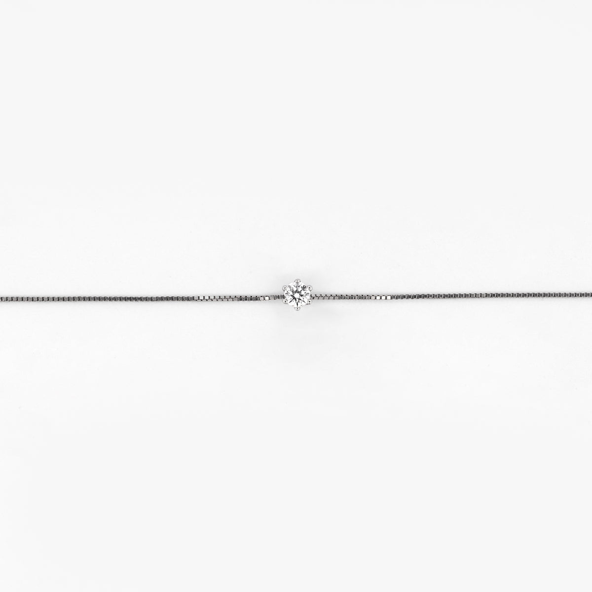 Comprar collar en oro blanco de 18kt compuesto por cadena veneciana y colgante con diamante talla brillante. Cierre reasa. Joyería Compro Oro Barcelona. Ian'Or.