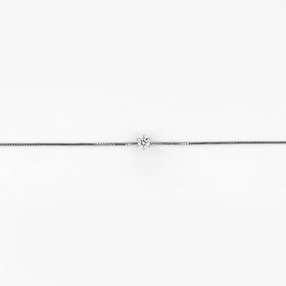 Comprar collar en oro blanco de 18kt compuesto por cadena veneciana y colgante con diamante talla brillante. Cierre reasa. Joyería Compro Oro Barcelona. Ian'Or.