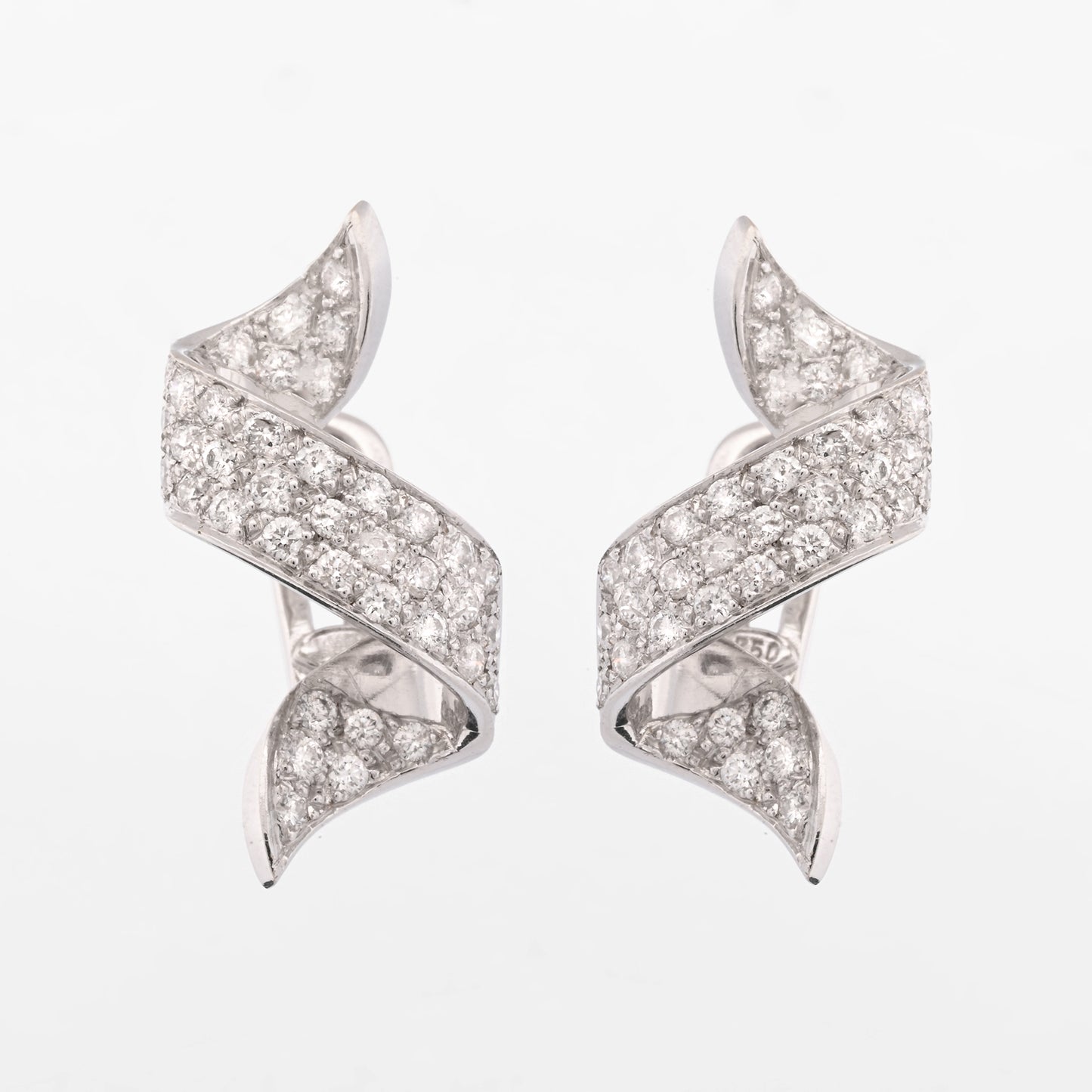 Comprar pendientes en forma de espiral realizados en oro blanco de 18kt con 39 diamantes talla brillante en cada pendiente. Joyería Ian'Or.
