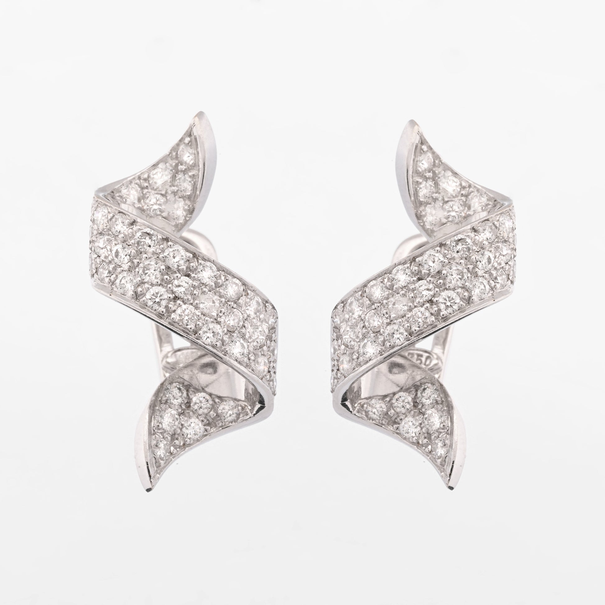 Comprar pendientes en forma de espiral realizados en oro blanco de 18kt con 39 diamantes talla brillante en cada pendiente. Joyería Ian'Or.