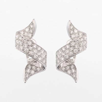 Comprar pendientes en forma de espiral realizados en oro blanco de 18kt con 39 diamantes talla brillante en cada pendiente. Joyería Ian'Or.