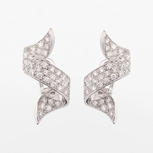 Comprar pendientes en forma de espiral realizados en oro blanco de 18kt con 39 diamantes talla brillante en cada pendiente. Cierre omega. Joyería Ian'Or.